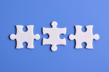 İş ortağı bağlantı konsepti için üç beyaz yapboz parçası