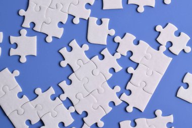 Bulmaca arka planı. Mavi arkaplanda bulmaca parçaları