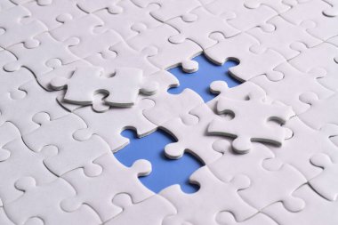 Kayıp yapboz parçaları ve mavi arka planda iş konsepti. Son görev tamamlanıyor