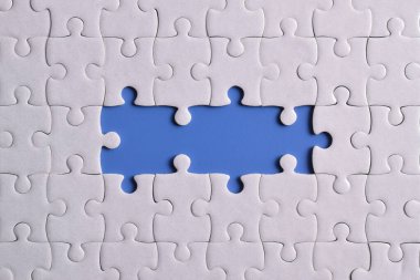 Mavi arka plandaki beyaz yapbozu kapat, başarılı iş, akıllı fikir ve takım çalışması kavramını planla ve yönet