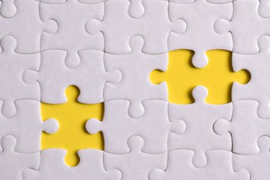 Sarı arka plandaki beyaz yapbozu kapat, başarılı iş, akıllı fikir ve takım çalışması kavramını planla ve yönet