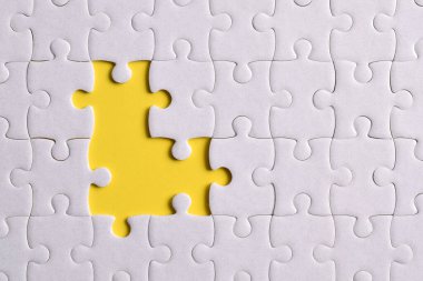 Sarı arka plandaki beyaz yapbozu kapat, başarılı iş, akıllı fikir ve takım çalışması kavramını planla ve yönet