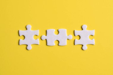 İş ortağı bağlantı konsepti için üç beyaz yapboz parçası