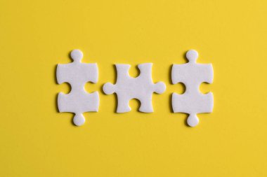 İş ortağı bağlantı konsepti için üç beyaz yapboz parçası