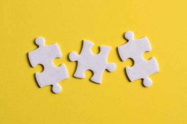 İş ortağı bağlantı konsepti için üç beyaz yapboz parçası