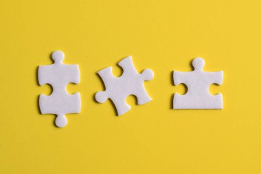 İş ortağı bağlantı konsepti için üç beyaz yapboz parçası