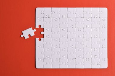 Kırmızı arka planda beyaz yapboz parçaları. Beyaz kare yapboz parçaları ızgarası. İş geçmişi. Metin için boşluk kopyala, üst görünüm.