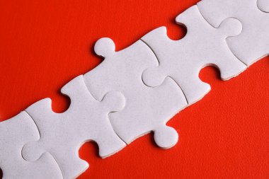 Beyaz puzzle parçaları kırmızı zemin üzerine bir çizgi şekillendirme
