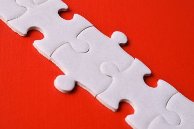 Beyaz puzzle parçaları kırmızı zemin üzerine bir çizgi şekillendirme