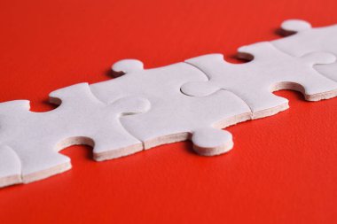 Beyaz puzzle parçaları kırmızı zemin üzerine bir çizgi şekillendirme