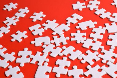 kırmızı arka plan üzerinde beyaz bulmaca parçaları