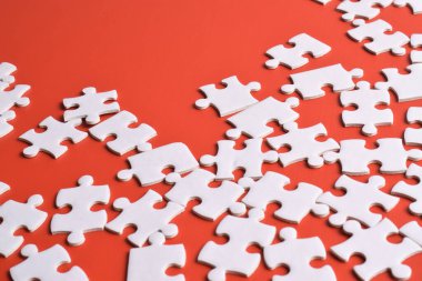 kırmızı arka plan üzerinde beyaz bulmaca parçaları