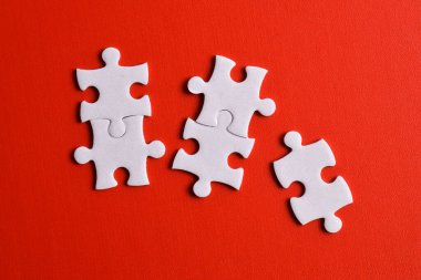 Kırmızı arkaplanda beyaz yapboz parçaları, üst görünüm