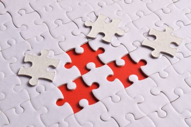 Kırmızı arkaplan üzerindeki beyaz yapbozu kapat, başarılı iş, akıllı fikir ve takım çalışması kavramını planla ve yönet