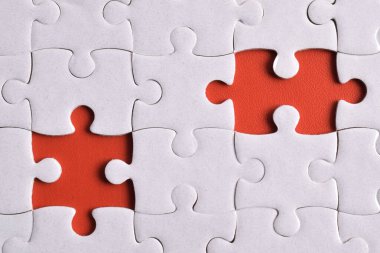 Kırmızı arkaplan üzerindeki beyaz yapbozu kapat, başarılı iş, akıllı fikir ve takım çalışması kavramını planla ve yönet