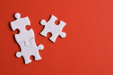 İş ortağı bağlantı konsepti için üç beyaz yapboz parçası