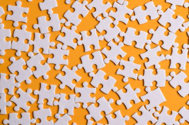 Bulmaca arka planı. Turuncu arkaplanda bulmaca parçaları