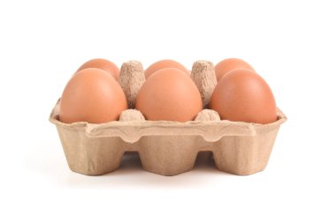 Beyaz arka planda izole edilmiş kahverengi yumurtalı yumurta kutusu ve kırpma yolu. Kutu veya yumurta kabında taze organik tavuk yumurtası.