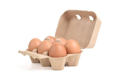 Beyaz arka planda izole edilmiş kahverengi yumurtalı yumurta kutusu ve kırpma yolu. Kutu veya yumurta kabında taze organik tavuk yumurtası.