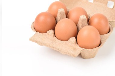 Kağıt tepsisindeki yumurtalar beyaz arkaplanda izole edildi