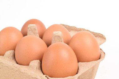 Kağıt tepsisindeki yumurtalar beyaz arkaplanda izole edildi