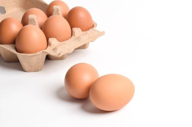 Kağıt tepsisindeki yumurtalar beyaz arkaplanda izole edildi