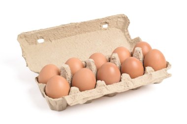 Kartondan yumurta kutusu, beyaz arka planda izole edilmiş ve kırpma yolu olan yumurtalar.