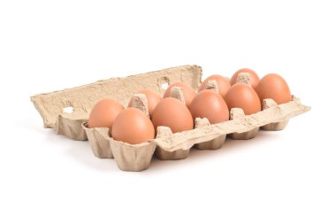 Kartondan yumurta kutusu, beyaz arka planda izole edilmiş ve kırpma yolu olan yumurtalar.