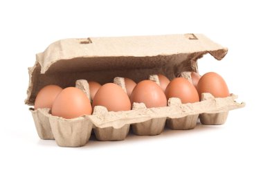 Beyaz arka planda izole edilmiş tavuk yumurtaları olan karton kutular.