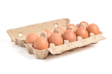 Beyaz arka planda yumurtalı yumurta kutusu. Karton kutuda taze organik yumurta.