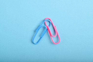 Açık mavi arkaplanda iki ataç izole edildi