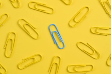 Sarı arka planda sarı olanlar arasında mavi ataç, üst manzara. Farklılık, bireysellik, benzersizlik