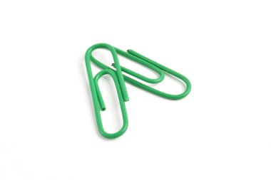 Beyaz arkaplanda izole edilmiş iki yeşil ataç