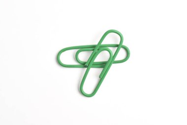 Beyaz arkaplanda izole edilmiş iki yeşil ataç