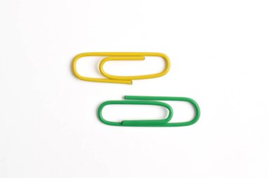 İki kağıt beyaz zemin üzerine izole klip