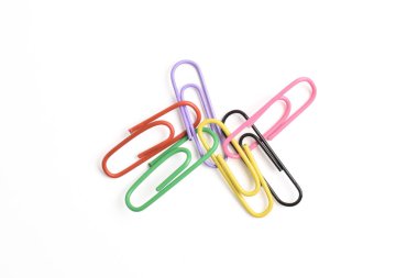 Beyaz arkaplan ve üst görünümde izole edilmiş birçok renkli ataç