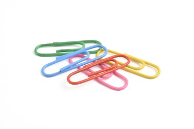 Kağıt ataçları beyaz arkaplanda izole edildi