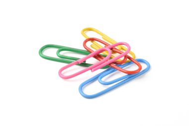 Kağıt ataçları beyaz arkaplanda izole edildi