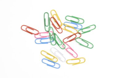 Beyaz arkaplanda izole edilmiş renkli ataçlar