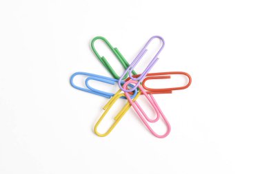 Kağıt ataçları beyaz arkaplan, takım çalışması ve başarı kavramına izole edildi.