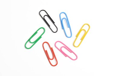 Beyaz arkaplanda izole edilmiş renkli ataçlar