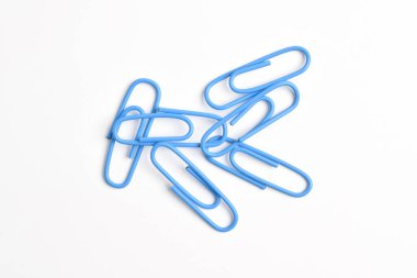 Beyaz arkaplanda birçok mavi ataç izole edildi