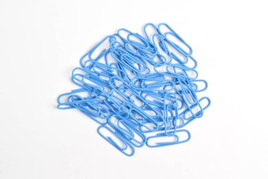 Beyaz arkaplanda birçok mavi ataç izole edildi