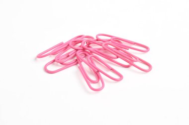 Beyaz arkaplanda izole edilmiş birçok pembe ataç