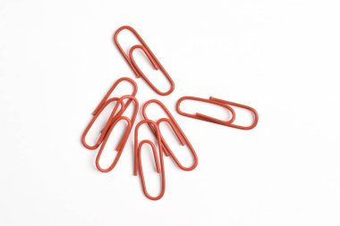 Beyaz arkaplanda birçok kırmızı ataç izole edildi