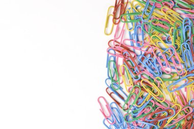 Beyaz arkaplanda izole edilmiş renkli ataçlar. Uzayı kopyala Metnin ve bilgilerin için alanı kopyala