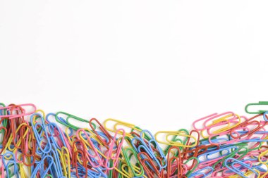 Beyaz arkaplanda izole edilmiş renkli ataçlar. Uzayı kopyala Metnin ve bilgilerin için alanı kopyala