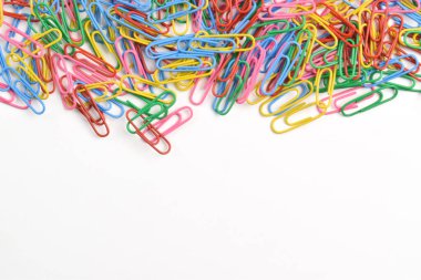 Beyaz arkaplanda izole edilmiş renkli ataçlar. Uzayı kopyala Metnin ve bilgilerin için alanı kopyala