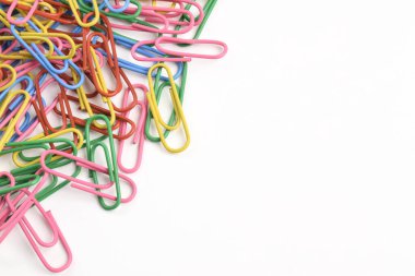 Beyaz arkaplanda izole edilmiş renkli ataçlar. Uzayı kopyala Metnin ve bilgilerin için alanı kopyala