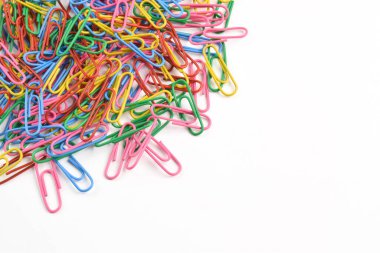 Beyaz arkaplanda izole edilmiş renkli ataçlar. Uzayı kopyala Metnin ve bilgilerin için alanı kopyala